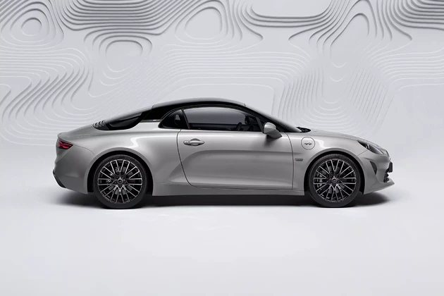 18-inch “Grand Prix” wheels with Brembo light grey callipers